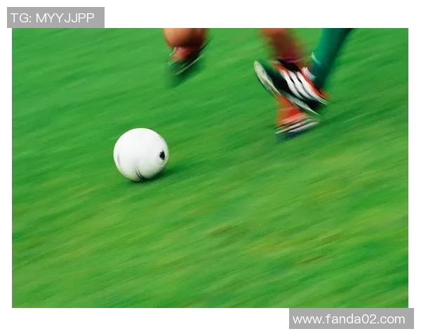 足球明星挑战足球台球精彩瞬间尽在视频中尽情享受运动的乐趣与激情