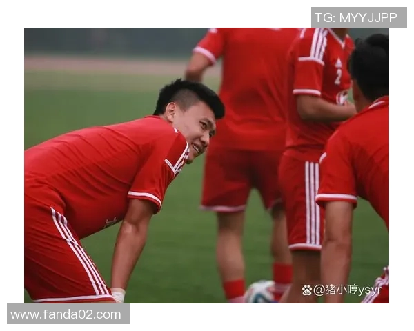 高清足球明星壁垒图片展示让你领略球场风采与激情瞬间