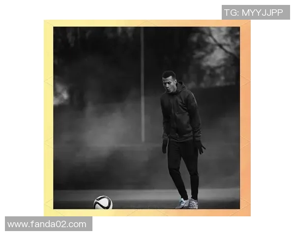 双脚均衡的足球明星如何在赛场上展现独特魅力与技术优势